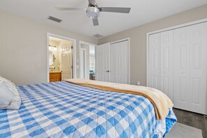 3 bedrooms, WiFi, bed sheets - Port Charlotte Home w/ Yard, 4 Mi to Beach & Park (Port Charlotte)
