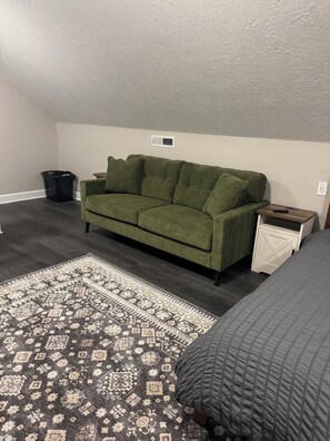 Living area - Charming studio with AC in lovely Newberg (Newberg)