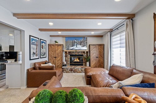 Alpenhof 07 | 2BR | Park Ave Location | Walk to PCMR | Full Kitchen | Parking