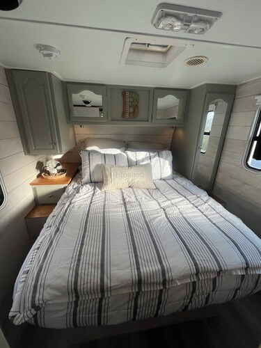 Brimstone Trail Access • Stylish Camper • Sleeps 4 • Firepit