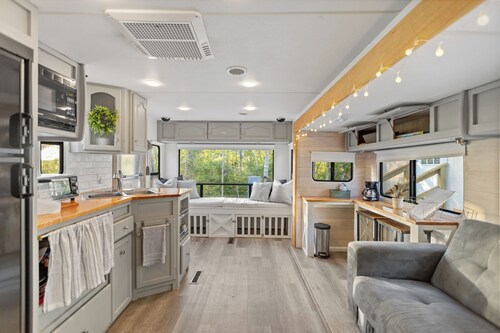 Brimstone Trail Access • Stylish Camper • Pets Welcome• Firepit