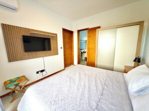 Tabla de planchar con plancha, internet y ropa de cama 