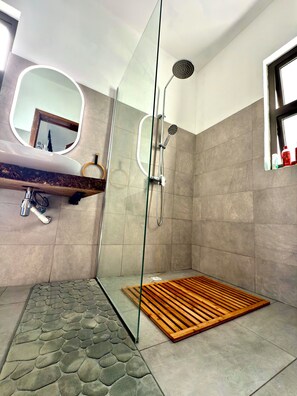 Dusche, Haartrockner, Handtücher, Seife