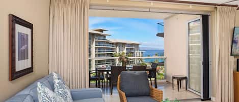 Un balcon avec vue sur un immeuble d’hôtel et l’océan.