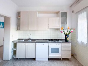 Fridge, stovetop - Holiday apartment with air conditioning (Lido di Jesolo)
