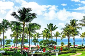 Ein Resort mit Palmen, einem Pool und Blick auf den Ozean.
