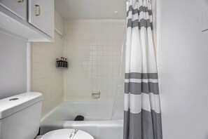 Hair dryer, towels, soap, toilet paper - Towne Plaza Apartments 120 in the Galleria Area - 7 km from FIFA Fan Fest (Houston)