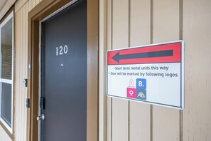 Exterior detail - Towne Plaza Apartments 120 in the Galleria Area - 7 km from FIFA Fan Fest (Houston)