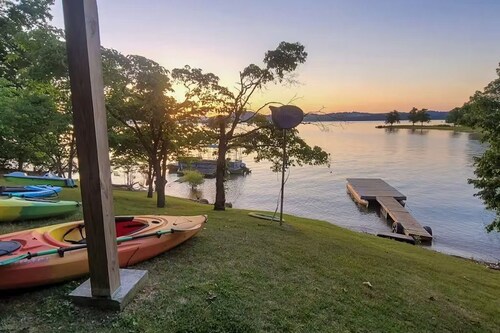 Lakefront, Private Dock, Water Toys, Sunset Views!