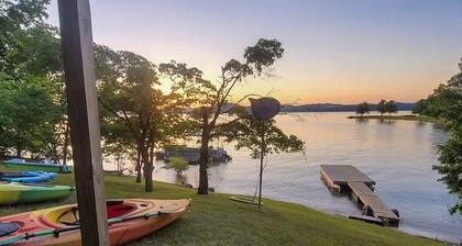 Lakefront, Private Dock, Water Toys, Sunset Views!