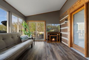 Fernseher, Kamin, Tischtennisplatte, Bücher