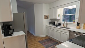 Private kitchen - Adorable home between Duke and UNC alongside trails (Durham)