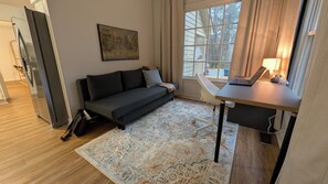 Living area - Adorable home between Duke and UNC alongside trails (Durham)