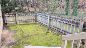 Property grounds - Adorable home between Duke and UNC alongside trails (Durham)