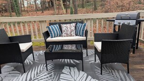 Property grounds - Adorable home between Duke and UNC alongside trails (Durham)