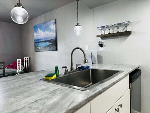 Een koelkast, een magnetron, een oven, een kookplaat