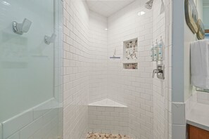 Een douche, een haardroger, handdoeken, zeep