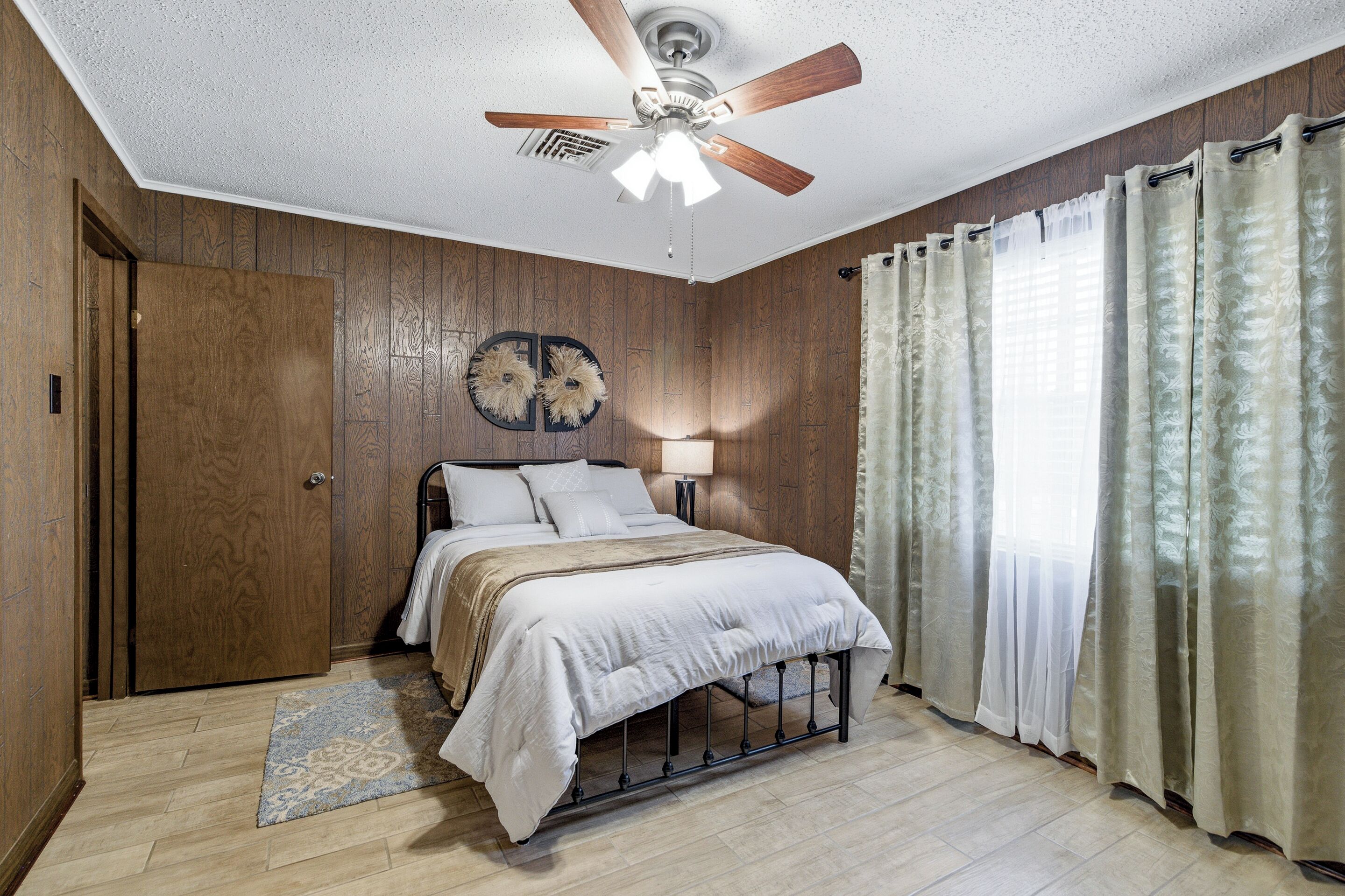 Iron/ironing board, internet, bed sheets