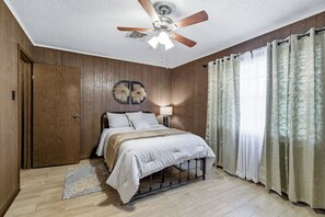 Tabla de planchar con plancha, internet y ropa de cama 