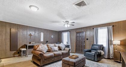 Rustic Retreat / 1BR / Near ULM, Airport & Mall