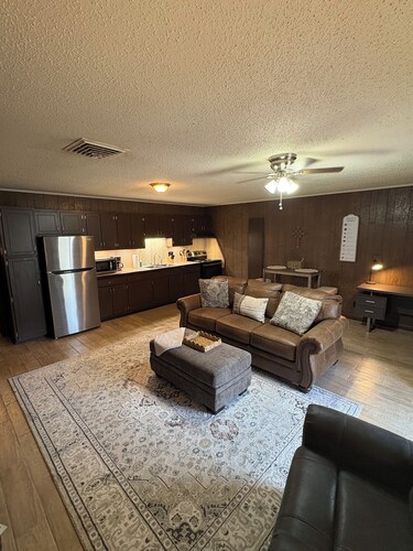 Rustic Retreat / 1BR / Near ULM, Airport & Mall