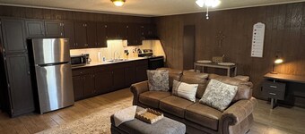 Rustic Retreat / 1BR / Near ULM, Airport & Mall