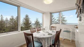 Apartamento, sacada, vista para o oceano | Opções para refeição