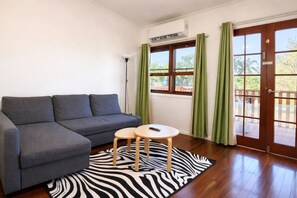 TV - Sunbeam Sanctuary - 3BR House in Rochedale South (Rochedale South)