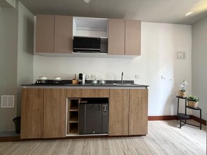 Superior Room | Private kitchen | Cookware/dishes/utensils - CASA SUE LIVING & HOTEL  (Bogotá)