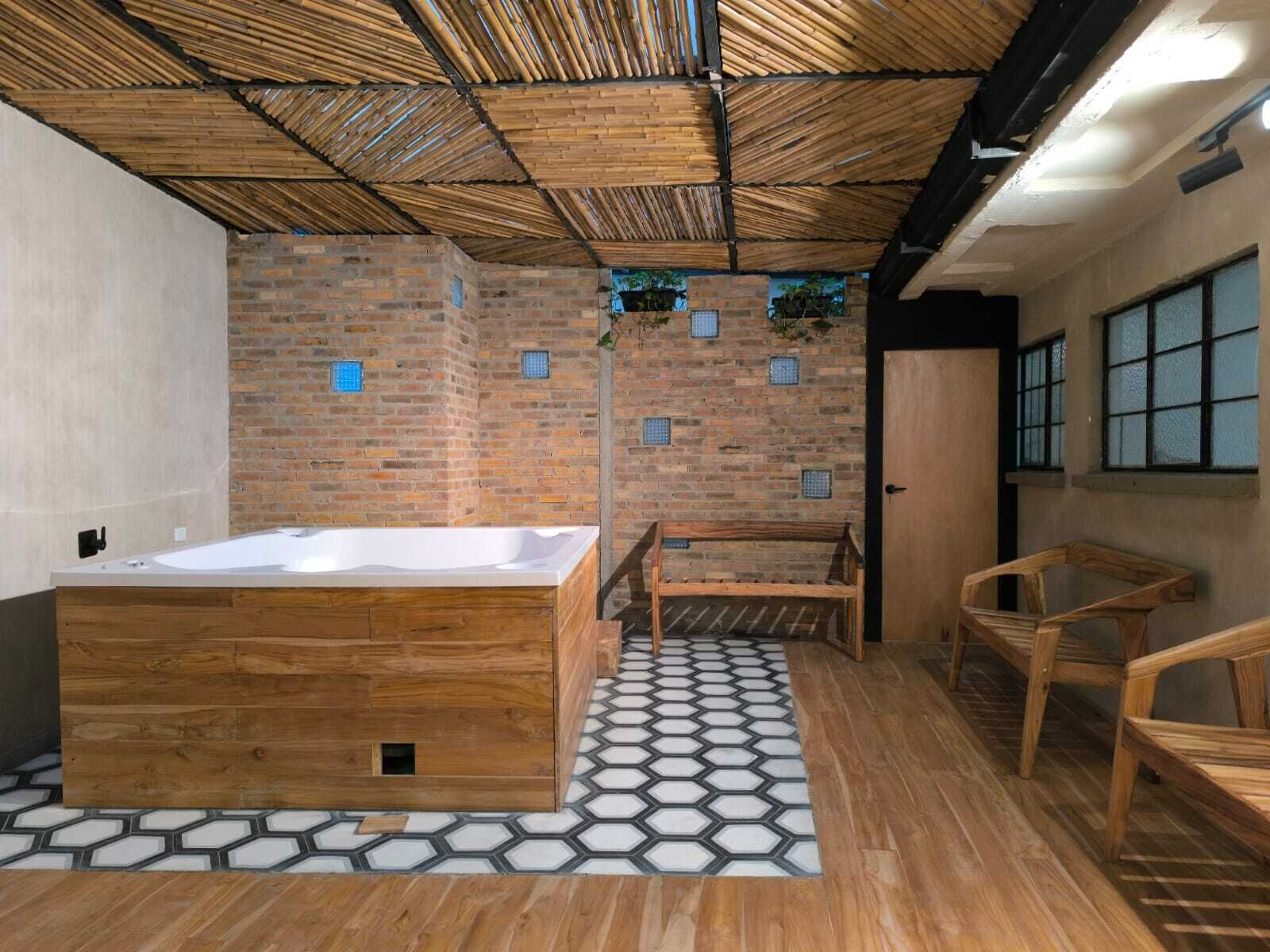 Indoor spa tub