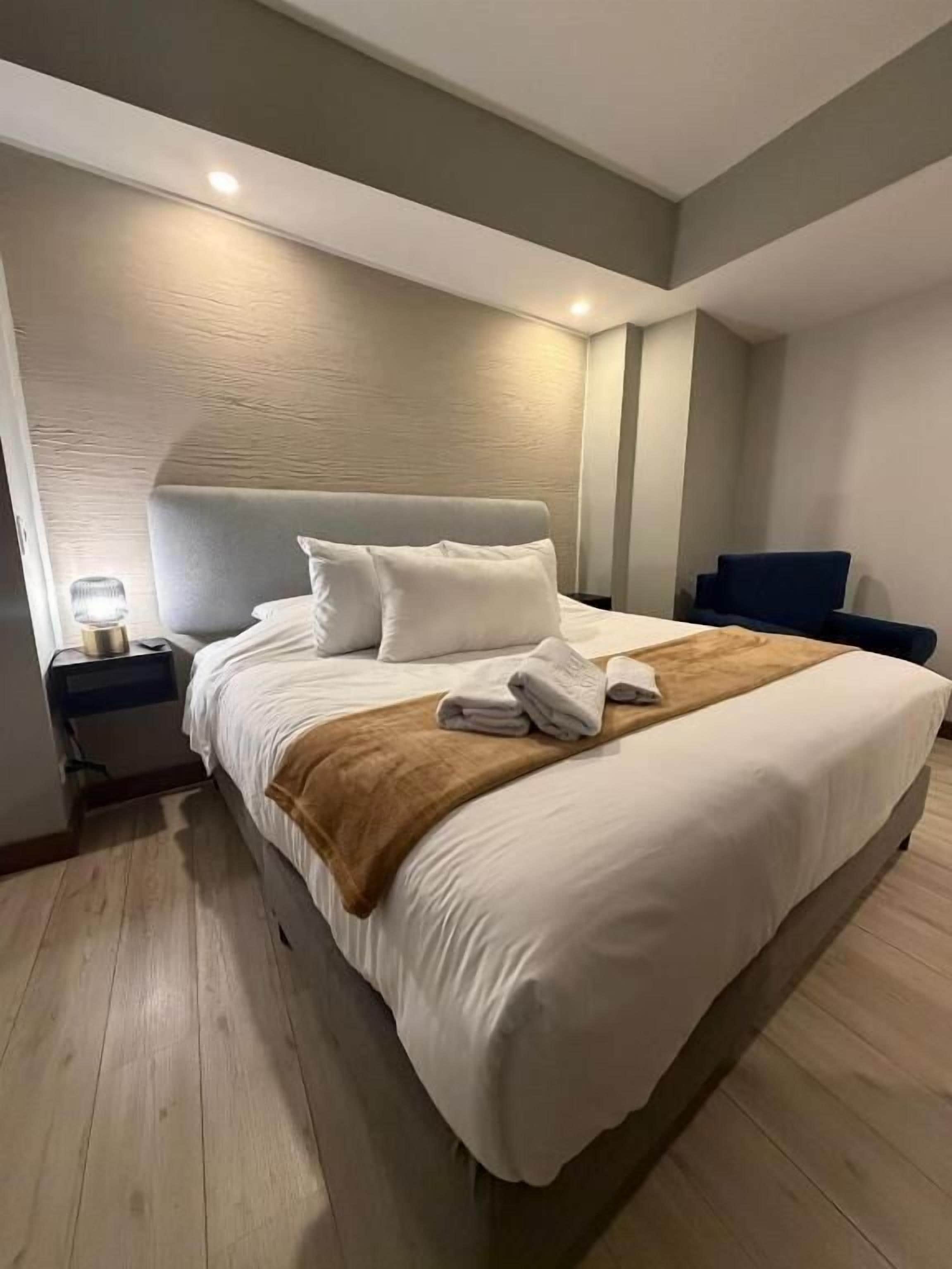 Cubrecamas, caja de seguridad en la habitación y cortinas blackout 