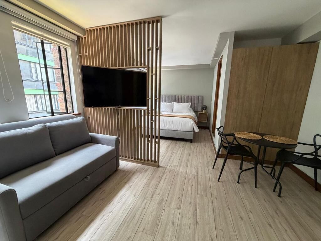 Cubrecamas, caja de seguridad en la habitación y muebles diferentes 