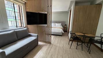 Cubrecamas, caja de seguridad en la habitación y muebles diferentes