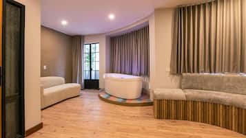 Deluxe Room | Down comforters, in-room safe, individually furnished, blackout drapes