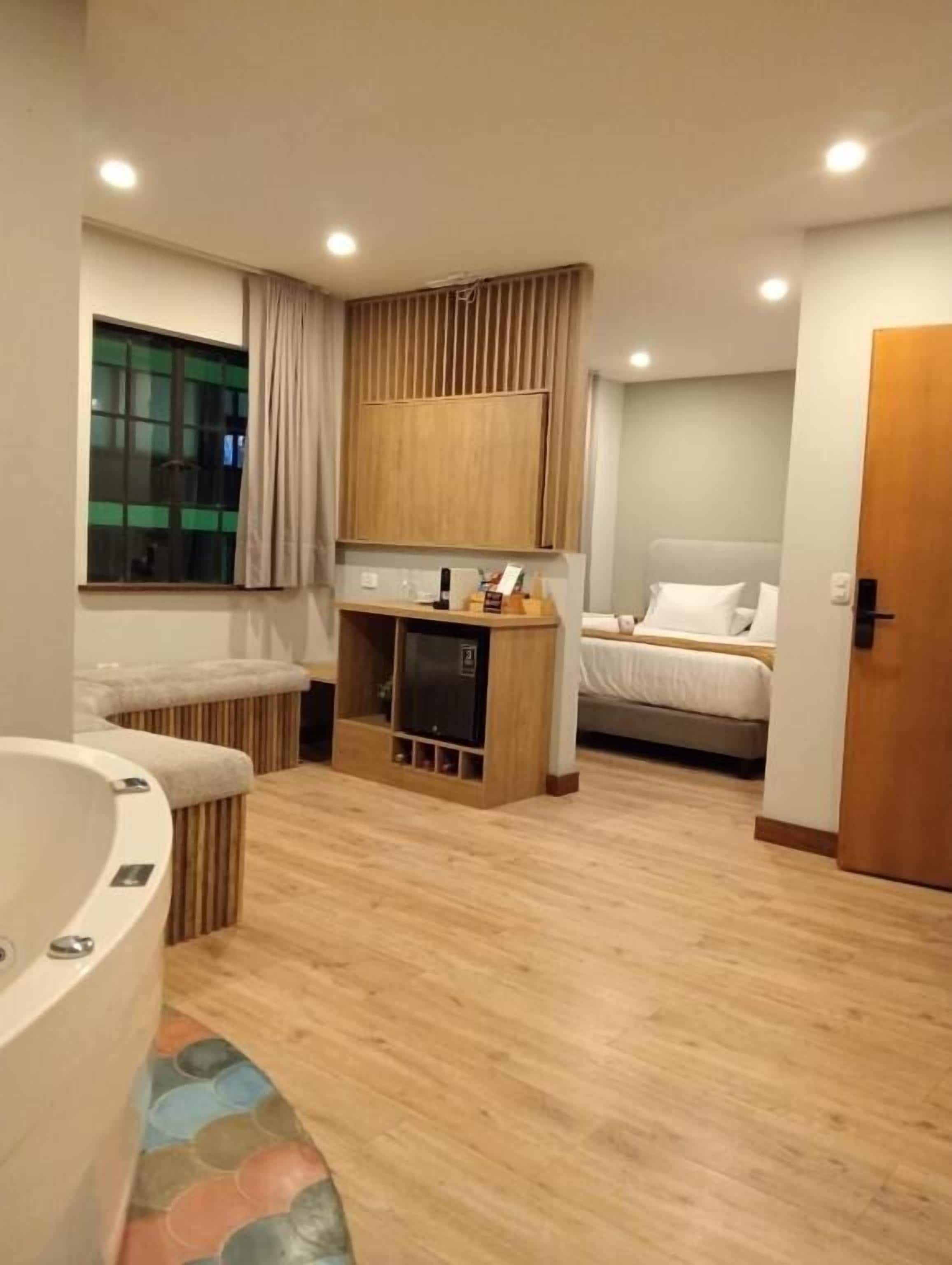 Deluxe Room | Down comforters, in-room safe, individually furnished, blackout drapes