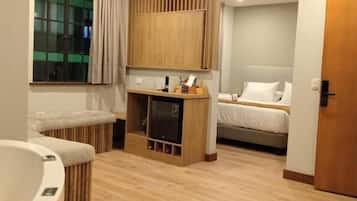 Habitación Deluxe | Edredón, caja de seguridad en la habitación y muebles diferentes