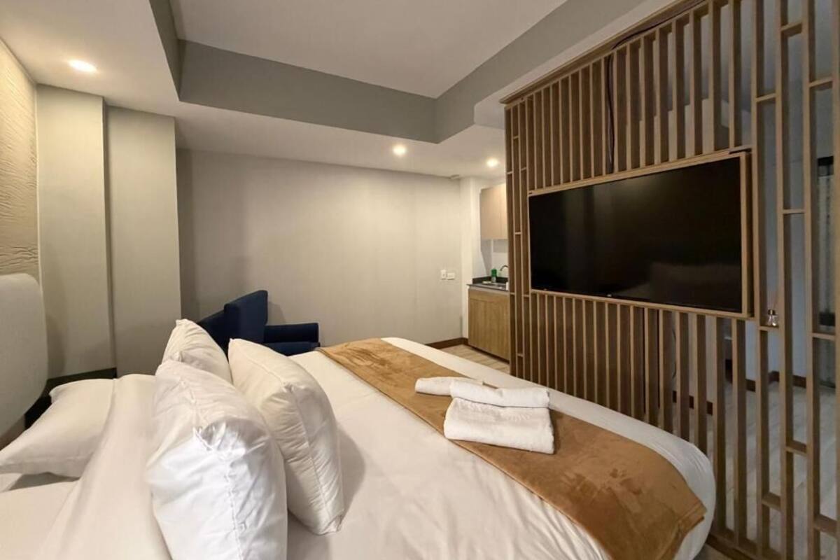 Standard Room, 1 King Bed | Down comforters, in-room safe, blackout drapes, WiFi (free)