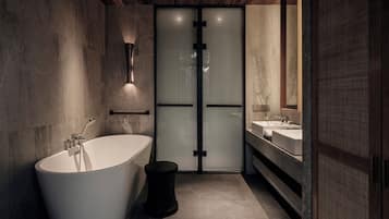 Classic-Doppelzimmer, Gartenblick | Badezimmer | Kostenlose Toilettenartikel, Haartrockner, Hausschuhe, Handtücher