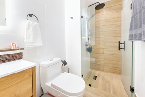 Haartrockner, Handtücher, Seife, Shampoo