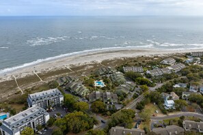 Beach nearby - 2-story Condo with Private Balcony, Ocean Views and Community Pool (Isle Of Palms)