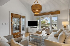 Smart TV - Steps to Beach + Pool Access (Isle Of Palms)