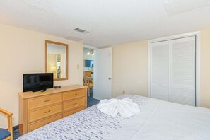 Room - Oceanfront Retreat-Steps to Boardwalk and SkyWheel-Yachtsman 200 (Myrtle Beach)