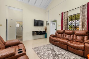 House | 3 bedrooms - 3 Bedrm Villa Draxhall Pool Access Gym Gated (Ocho Rios)