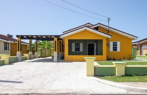House | 3 bedrooms - 3 Bedrm Villa Draxhall Pool Access Gym Gated (Ocho Rios)