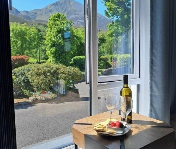 Interior - Apartment - Sleeps 3 - Westport , Free Parking (WESTPORT, CO MAYO)