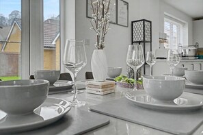 Dining - 4-Bed House, Sleeps 9 w/ Garden and Parking (Newport)