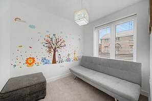 Living area - 4-Bed House, Sleeps 9 w/ Garden and Parking (Newport)