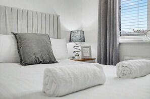 Room - 4-Bed House, Sleeps 9 w/ Garden and Parking (Newport)