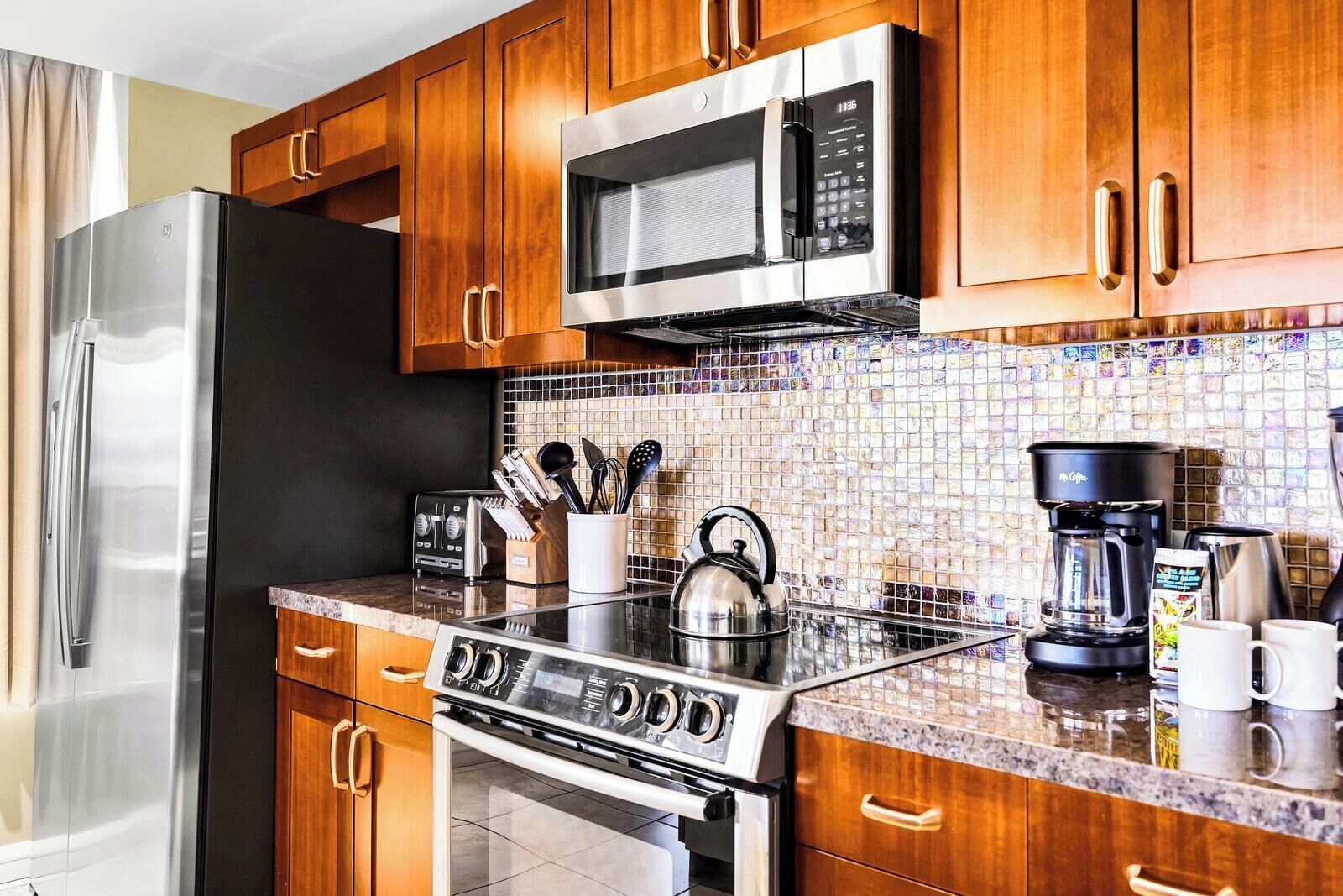 Microwave, oven, dishwasher, coffee/tea maker