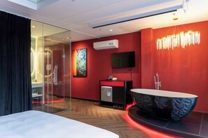 Luxury Room | Individually decorated, individually furnished, free WiFi, bed sheets - Min Hotel Ha Noi (Yen Hoa)